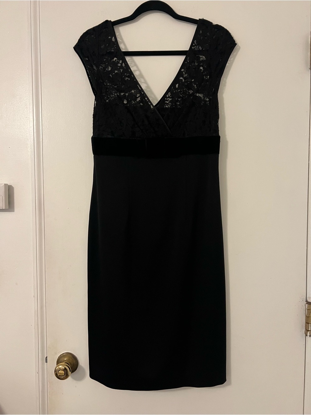Banana Republic Elegant Black Lace V-Neck Sheath Dress size 6 (Z135)